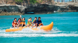 Banana Boat Salah satu wahana di pantai Anyer