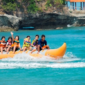 Banana Boat Salah satu wahana di pantai Anyer