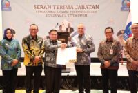 ESTAPET KETUA AKKOPSI : Serah terima jabatan ketua umum AKKOPSI dari Bupati Tangerang Ahmed Zaki Iskandar ke Wali Kota Banjarmasin, Ibnu Sina, Senin (11/9).