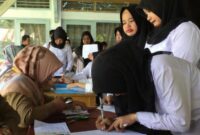 CPNS: Sejumlah peserta penerimaan CPNS sedang mengisi lembar absen sebelum ujian.
