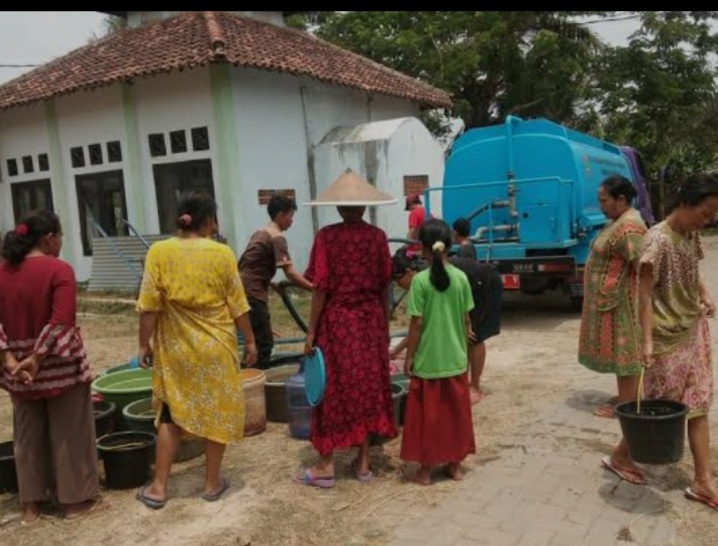ANTRE: Sejumlah warga Kabupaten Tangerang harus antre mendapat pasokan air bersin dari mobil tangki yang dikirim pemerintah daerah.