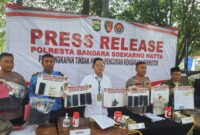 DIAMANKAN: Polresta Bandara Soekarno-Hatta merilis hasil penangkapan pelaku perampasan motor bermodus debt collector Senin (18/9).
