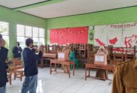 GUNAKAN HAK PILIH: Siswa SMAN 11 Kabupaten Tangerang menggunakan hak pilih dalam Pemilu OSIS.