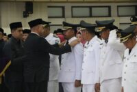 PEJABAT BARU: Bupati Tangerang, Ahmed Zaki Iskandar memasangkan tanda jabatan ke sejumlah camat yang terkena mutasi Selasa (19/9).