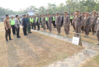 Pj Bupati Andi Oni saat mengecek langsung persiapan anggota pengamanan pilkades serentak Kabupaten Tangerang.