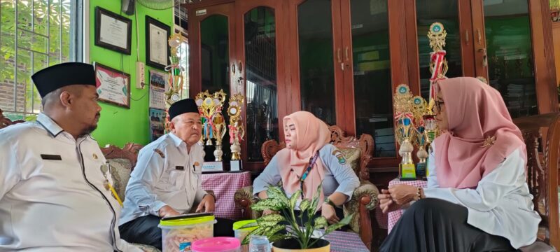 H. Muhajar, Kepala SDN Rawakidang merangkap sebagai Ketua K3S Kecamatan Sukadiri, saat berdiskusi dengan para pengurus K3S Kecamatan Sukadiri, Sabtu (23/9/2023).