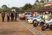 Kapolresta Tangerang saat meninjau pasukan pengamanan.