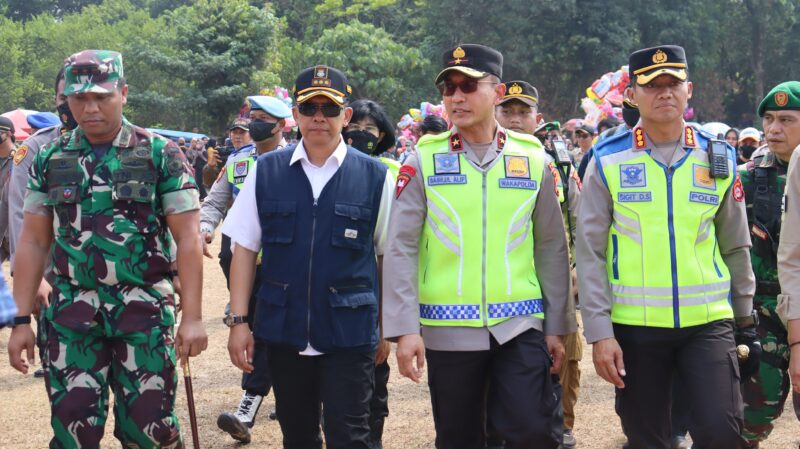 MONITORING PILKADES: Pj Bupati Andi Ony mendampingi Wakapolda Banten bersama Kapolres, Dandim, Wakapolresb dan seluruh pejabat utama Polda Banten. (24/09)