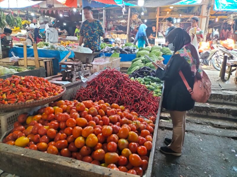 Dinas Pertanian dan Ketahanan Pangan monitoring harga pangan di sejumlah pasar tradisional dan pasar modern di wilayah Kabupaten Tangerang.