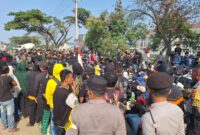 PROTES: Massa Aliansi Mahasiwa saat menggelar aksi di Kecamatan Kosambi, Selasa (26/9).