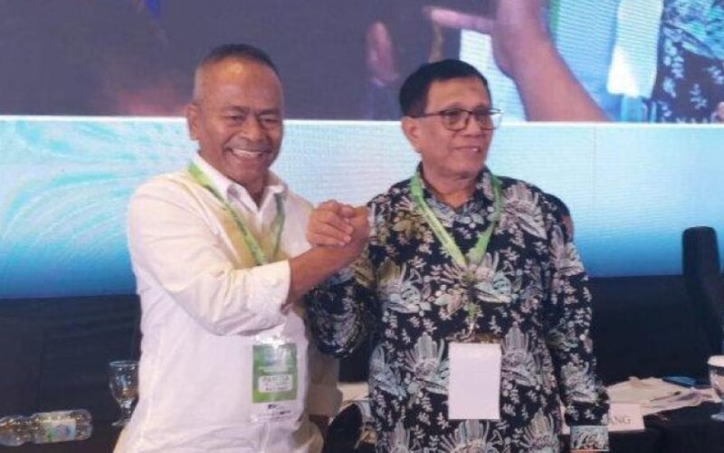 Atal S Depari dan Hendry CH Bangun usai pemilihan Ketua PWI Pusat, di El Hotel Bandung. (27/09) Foto: Tribunnews