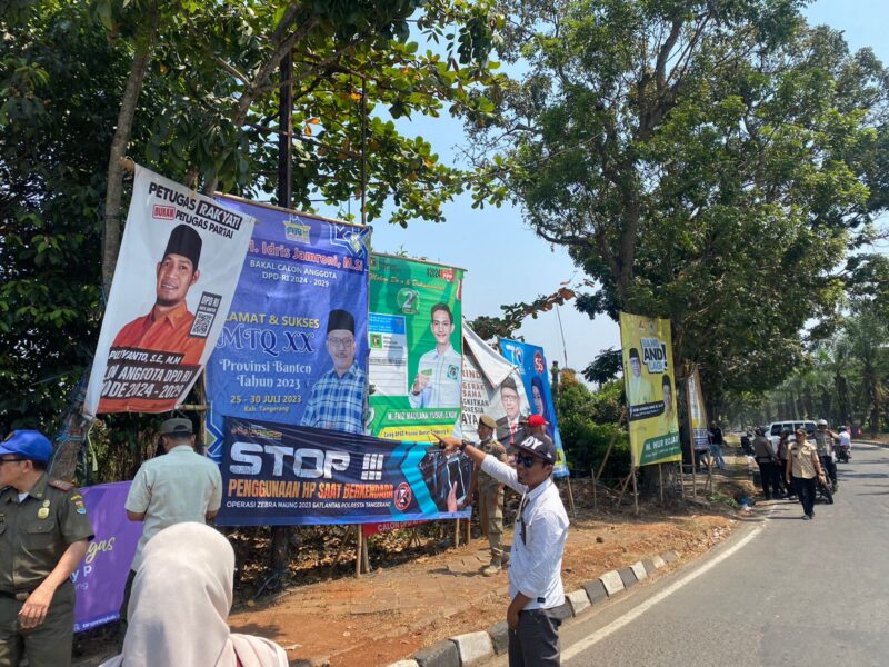 LANGGAR ATURAN: Atribut kampanye partai politik dan baliho para caleg di sejumlah kawasan ditertibkan Satpol-PP Kabupaten Tangerang. (27/09)