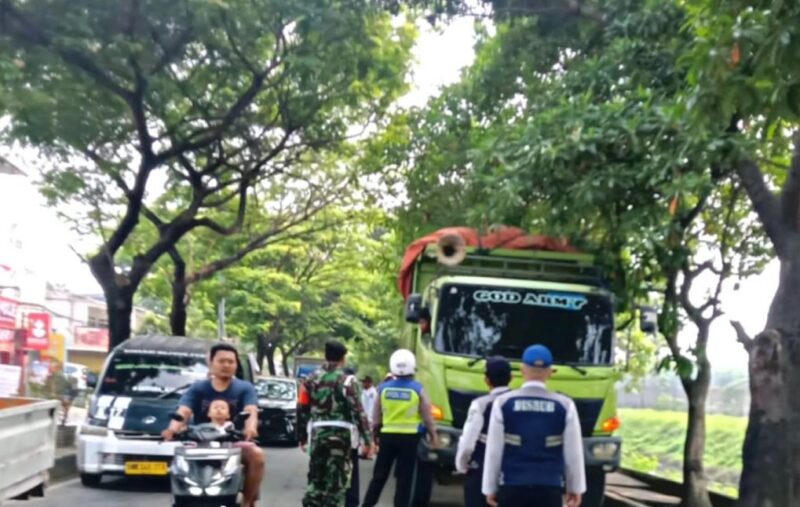 DIAMANKAN: Sejumlah truk tanah yang melintas di Kota Tangerang diamankan lantaran melanggar peraturan walikota.