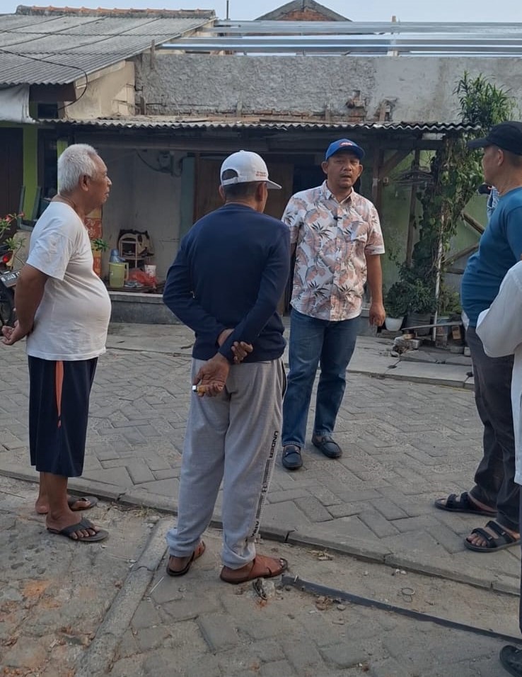 ASPIRASI: Anggota Komisi IV DPRD Kota Tangerang, Dedi Hasbulah saat melihat lokasi proyek bedah rumah di Kelurahan Tanah Tinggi.