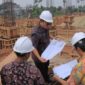 Walikota Tangerang, Arief R Wismansyah didampingi kepala Dinas Perumahan dan Permukiman Kota Tangerang, Sugiharto Achmad Bagdja meninjau proses pembangunan Sport Center Kota Tangerang. (ist)
