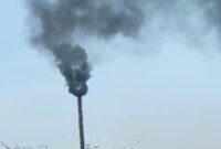 Foto: bantenraya.co | Asap pekat keluar dari cerobong asap milik PT Mayora TBK.