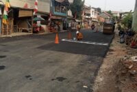 Foto: bantenraya.co | petugas sedang melakukan pemadatan aspal hotmix.