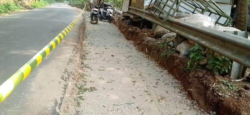 Jalan Ciomas-Mandalawangi sedang diperbaiki DPUPR Banten.