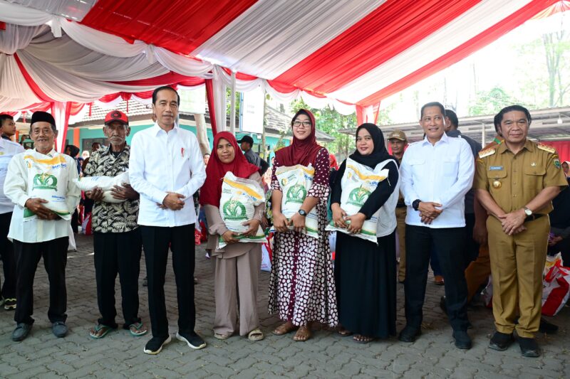 Penjabat (Pj) Gubernur Banten Al Muktabar mendampingi Presiden Joko Widodo (Jokowi) melakukan peluncuran Bantuan Pangan Cadangan Beras kepada masyarakat Kecamatan Jombang, Kota Cilegon, Selasa (12/9/2023).
