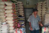 Imron Makrus, pedagang beras Pasar Sentiong.