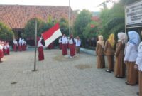 Siswa SDN Kramat 1, Kecamatan Pakuhaji, saat melaksanakan upacara bendera.