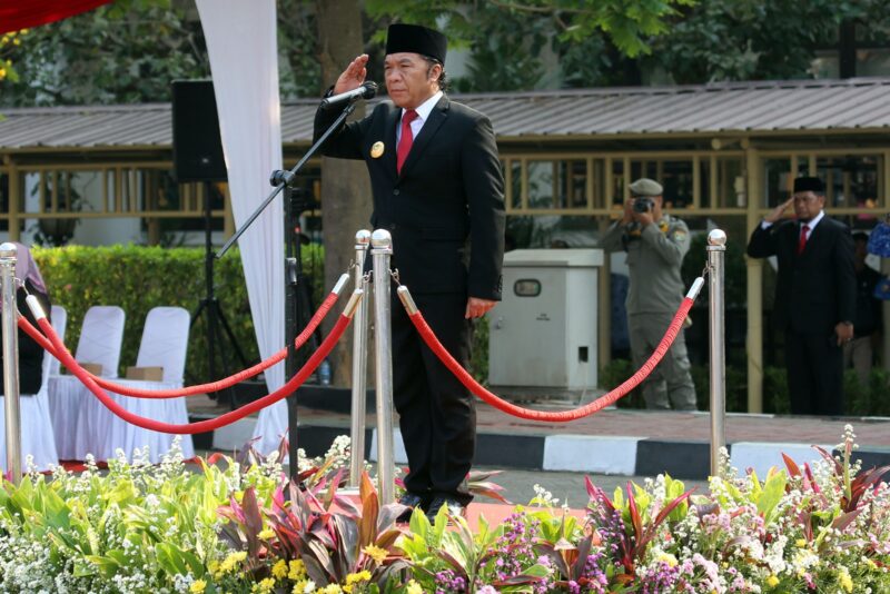 KESAKTIAN PANCASILA: Pj Gubernur Banten, Al Muktabar berpose bersama sejumlah pegawai usai peringatan Hari Kesaktian Pancasila Provinsi Banten, di Serang (1/10).