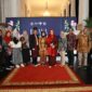 Pj Gubernur Banten Al Muktabar bersama istri Tine Al Muktabar menghadiri Istana Berbatik di Halaman Istana Merdeka, Jakarta, Minggu malam (1/10/2023).