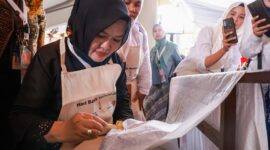 Tine Al Muktabar: Edukasi keragaman batik Indonesia kepada masyarakat khususnya generasi muda sangat penting untuk dilakukan.