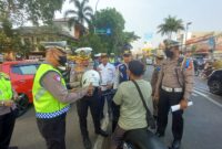 DITILANG: Polisi menilang sejumlah pengedara yang melanggar aturan lalu lintas saat gelaran Operasi Zebra Jaya 2023.