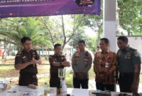 BARANG BUKTI: Kejaksaan Negeri Kabupaten Tangerang bersama Forkompinda saat kegiatan pemusnahan barang bukti hasil kejahatan Kamis (5/10).