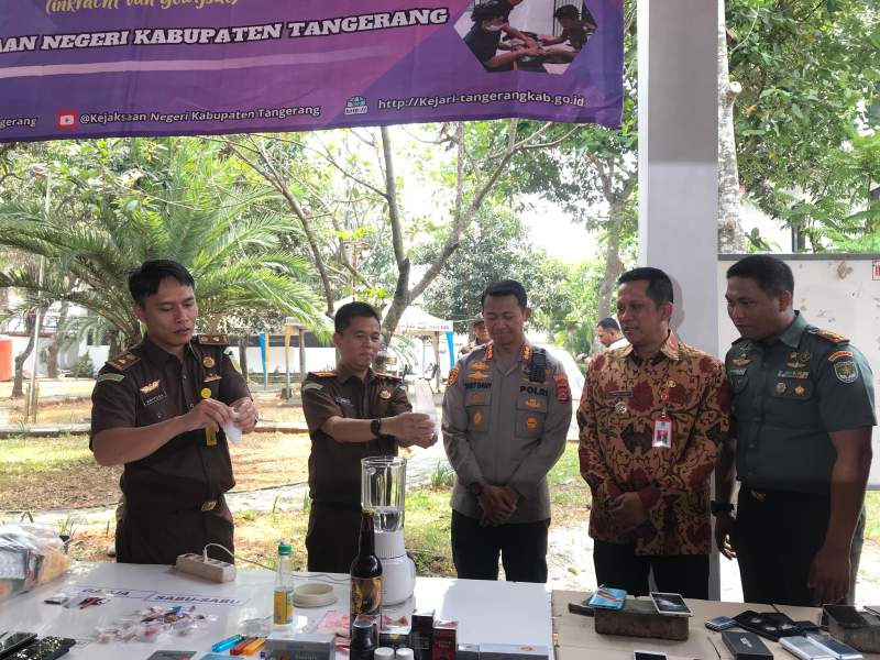 BARANG BUKTI: Kejaksaan Negeri Kabupaten Tangerang bersama Forkompinda saat kegiatan pemusnahan barang bukti hasil kejahatan Kamis (5/10).