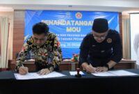 Ketua Karang Taruna Provinsi Banten Andika Hazrumy (kanan), menandatangani MoU dengan BNN Banten.
