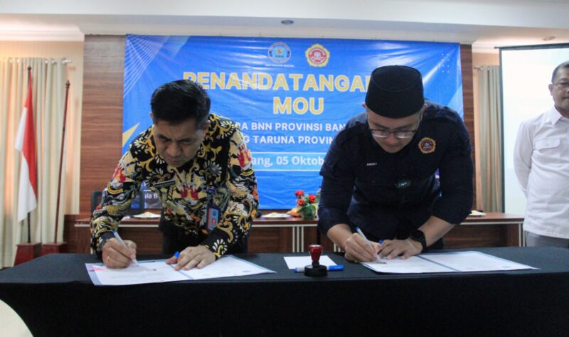 Ketua Karang Taruna Provinsi Banten Andika Hazrumy (kanan), menandatangani MoU dengan BNN Banten.