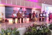 Panitia Media Center Award 2023, memberikan penghargaan kepada nominator, Kamis (5/10/2023).
