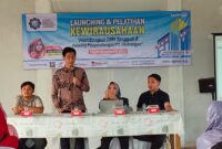 Ketua Forum Kewirausahaan Pemuda Kabupaten Tangerang, Bagus Muhamad Rizal (berdiri) memberikan arahan saat Launching dan Pelatihan Kewirausahaan UMKM Kabupaten Tangerang, Sabtu (7/10/2023).