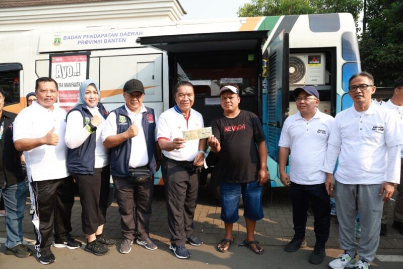 Pj Gubernur Banten Al Muktabar (tengah) mengunjungi Mobil Samsat Keliling yang tengah memberikan pelayanan, Minggu (8/10/2023).