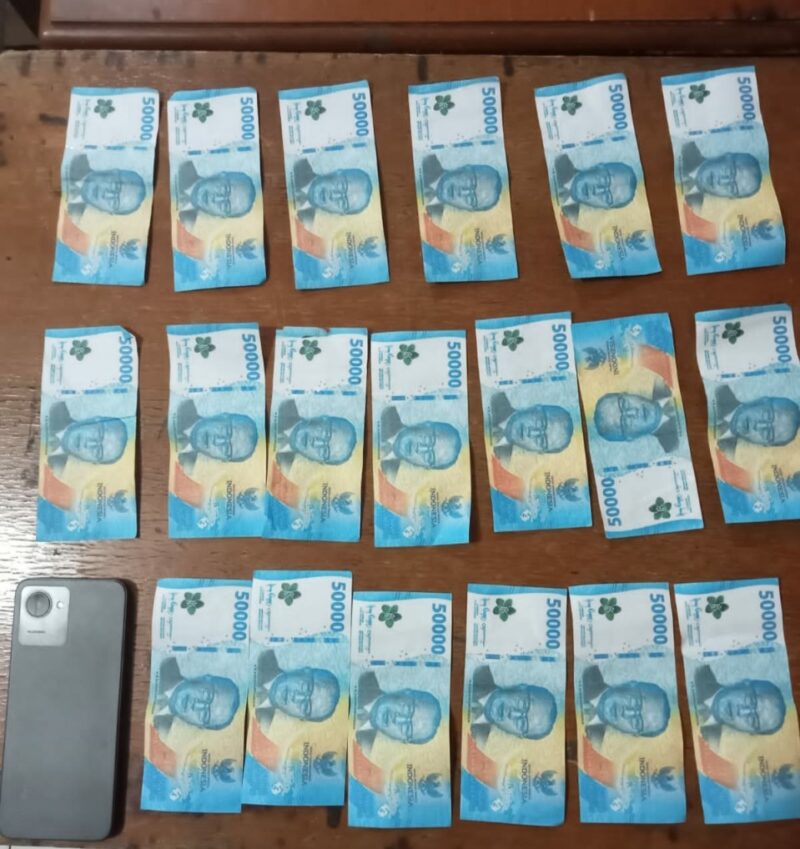 BARANG BUKTI: Uang palsu pecahan lima puluh ribu yang diamankan polisi dari pelaku.