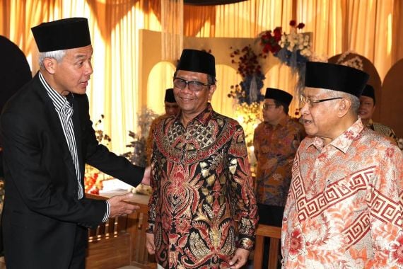 Mantan Gubernur Jateng Ganjar Pranowo dan Menko Polhukam Moh Mahfud MD saat menghadiri kondangan di Pesantren KHAS asuhan K.H. Said Aqil Siroj di Kempek, Cirebon, Jabar.