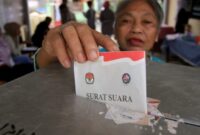 Salah seorang warga Desa Kemiri, Kecamatan Kemiri, Kabupaten Tangerang saat memberikan suara pada Pilkades.