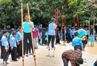 Siswa SMPN 2 Sukamulya, Kabupaten Tangerang saat bermain engrang.