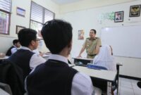 PEDULI PENDIDIKAN: Walikota Tangerang Arief R Wismansyah ketika menggunjungi salah satu fasilitas pendidikan di Kota Tangerang.