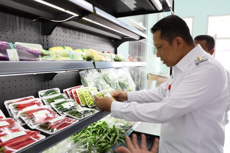 HARGA TERJANGKAU: Penjabat Bupati Tangerang saat memantau harga bahan pangan di salah satu supermarket di Kabupaten Tangerang.