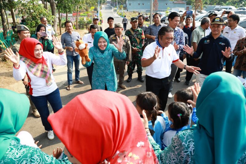 Pj Gubernur Banten Al Muktabar saat meninjau layanan Posyandu Sepat III pada Kampanye Gemarikan di Lingkungan Sepang Baru, Kelurahan Sepang, Kecamatan Taktakan, Kota Serang, Jum’at (20/10/2023).