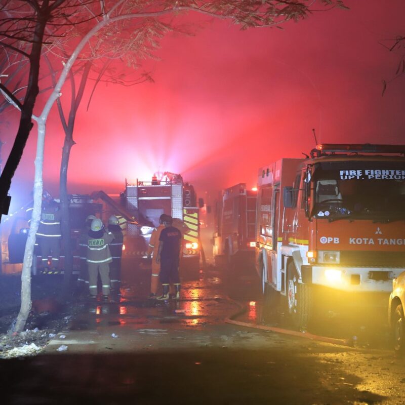 BPBD Kota Tangerang terus berupaya memadamkan api di TPA Rawa Kucing, Kota Tangerang, Sabtu (21/10/2023).