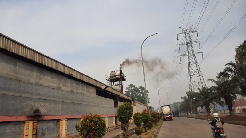 Cerobong asap  PT PSM dan PSI, pabrik yang  berlokasi di kawasan industri Milenium Kabupaten Tangerang.