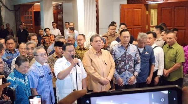 Prabowo Subianto bersama Ketua partai yang tergabung dalam Koalisi Indonesia Maju (KIM) saat mengumumkan secara resmi Gibran Rakabuming Raka sebagai bacawapres.