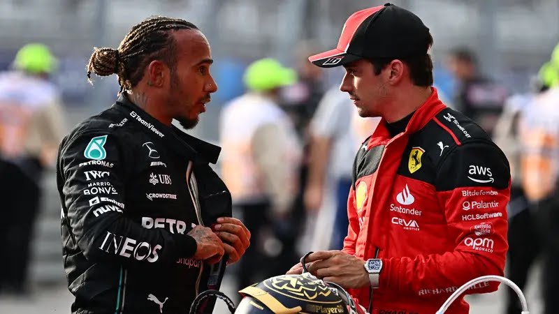 Hamilton dan Leclerc di sela balapan F1.