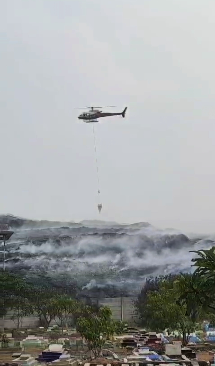 Helikopter Water Bombing ikut dikerahkan untuk BPBD Kota Tangerang untuk memadamkan api yang membakar TPA Rawa Kucing, Senin (23/10/2023).