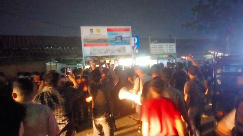 Pedagang Pasar Kuta Bumi, Kecamatan Pasar Kemis, Kabupaten Tangerang menolak pemasangan plang revitalisasi yang berakhir ricuh, Selasa (24/10/2023).