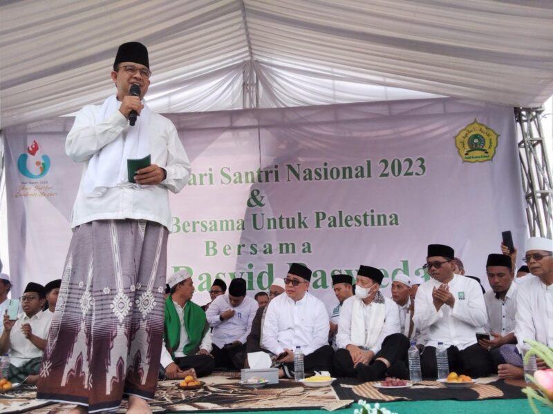 BERIKAN SAMBUTAN: Anies Baswedan saat memberikan sambutan di hadapan para santri dan kiai, di Pondok Pesantren Al Badar Balaraja, Kabupaten Tangerang, Rabu (25/10/2023).